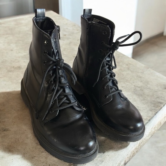 Time and Tru Women's Black Marti Lug Boots - Picture 9 of 16